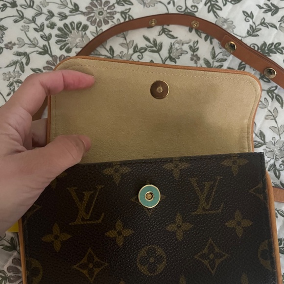 Louis Vuitton - Picture 5 of 6